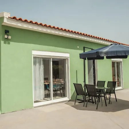 Summer Thea Karavádhos